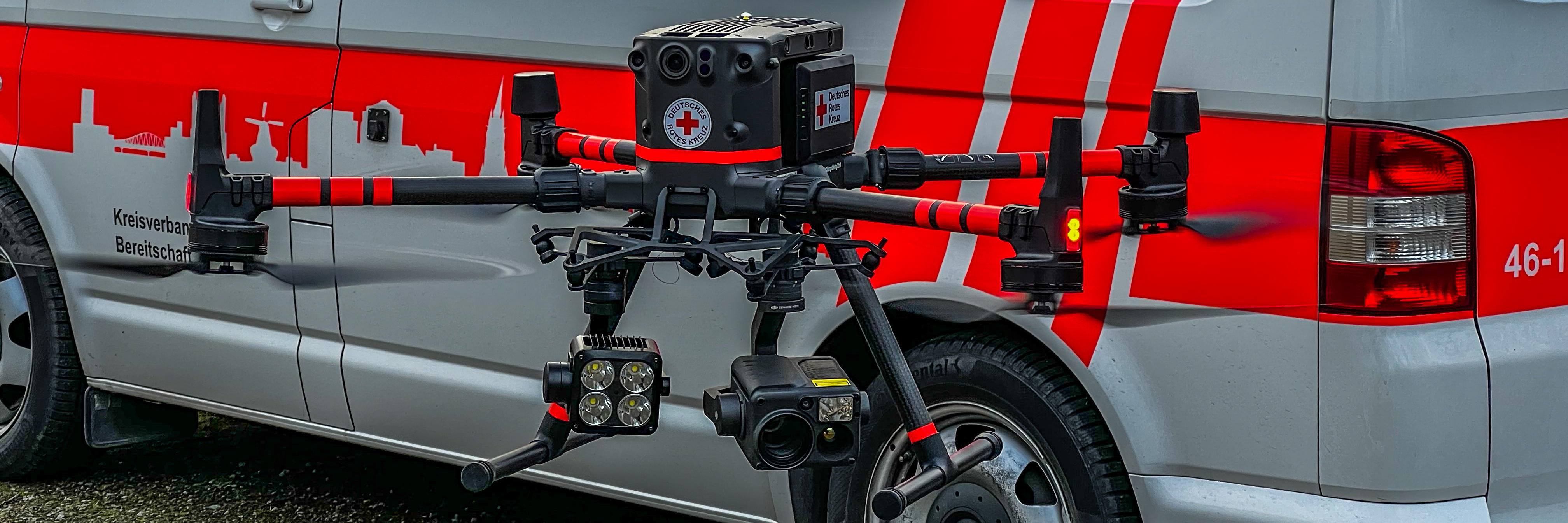 Foto: Die Matrice schwebt in Bodennähe vor einem Einsatzfahrzeug